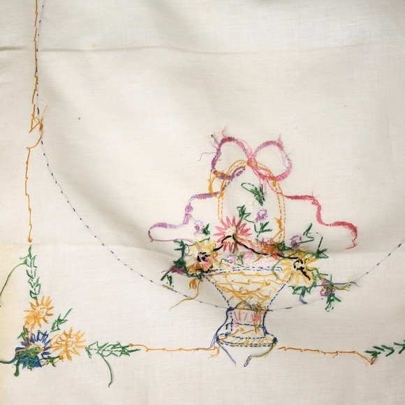 Vintage Square Table Cloth Topper Hand Embroidery Crochet Edges 20x25" - Hey Viv - Picture 3 of 5
